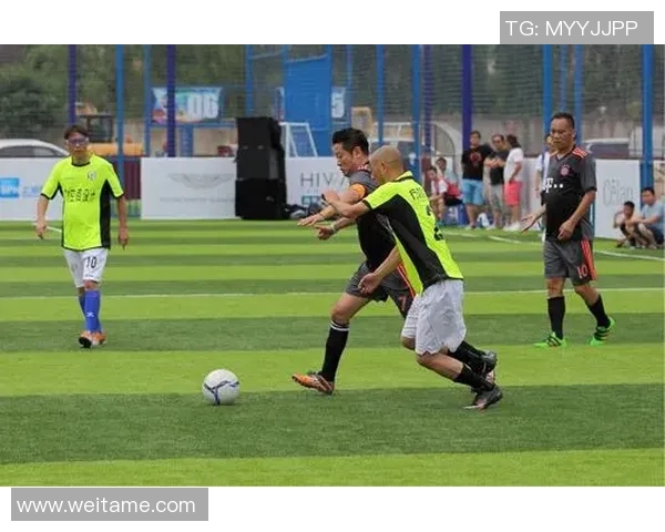 足球明星挑战绕杆极限技巧视频展现惊人球技与创意瞬间